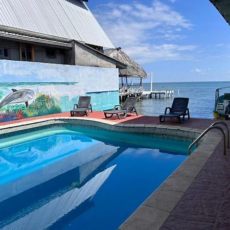 Hotel El Delfin Livingston Bagian luar foto