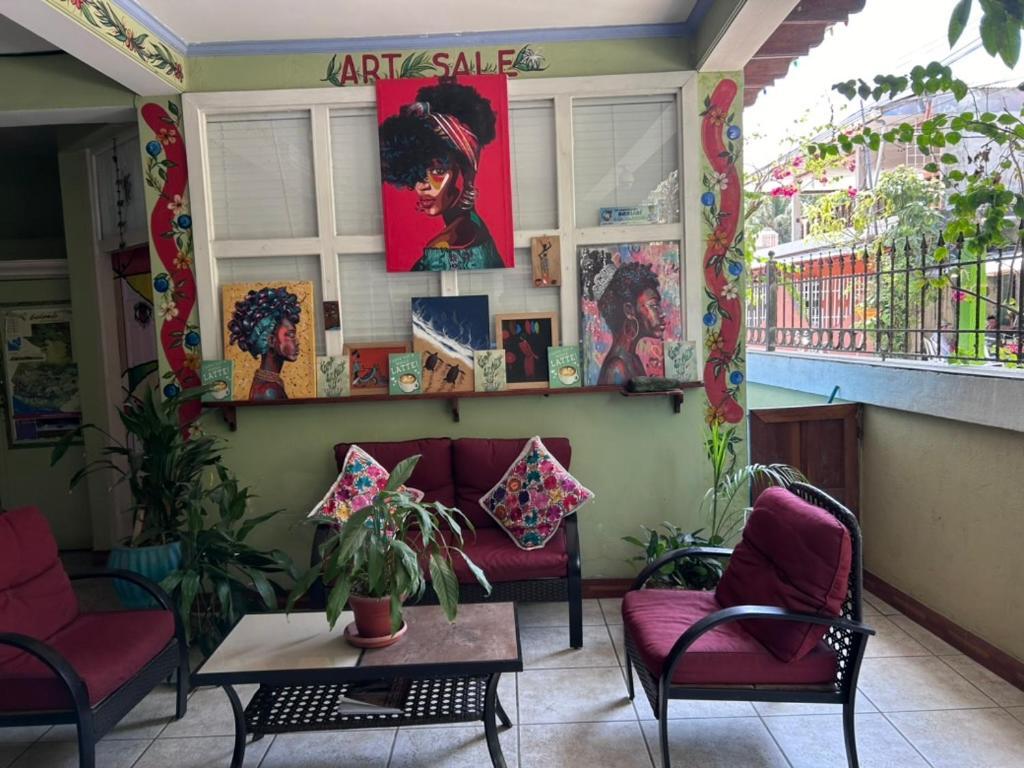 Hotel El Delfin Livingston Bagian luar foto