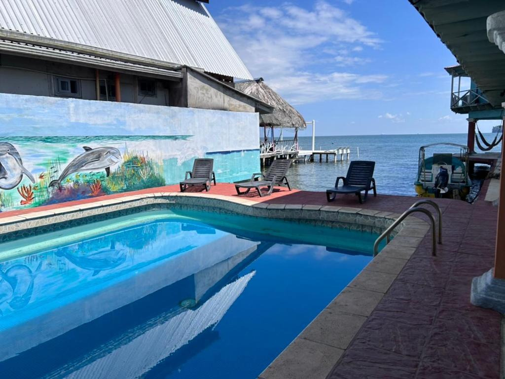 Hotel El Delfin Livingston Bagian luar foto