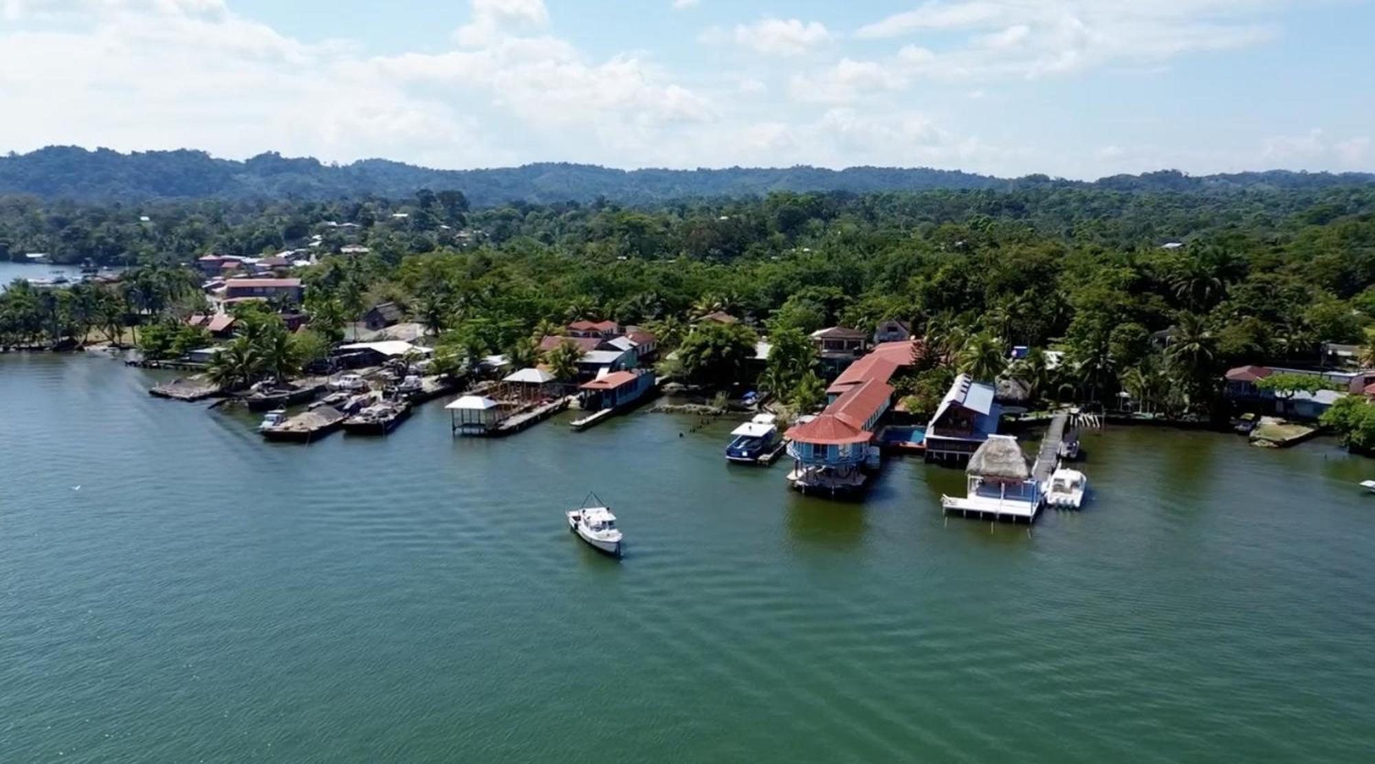 Hotel El Delfin Livingston Bagian luar foto