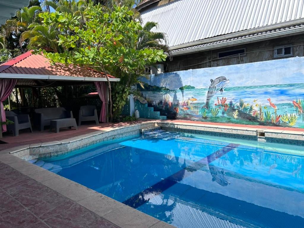 Hotel El Delfin Livingston Bagian luar foto