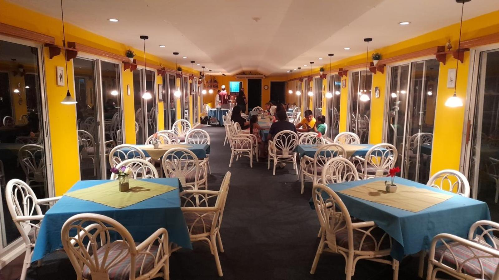 Hotel El Delfin Livingston Bagian luar foto