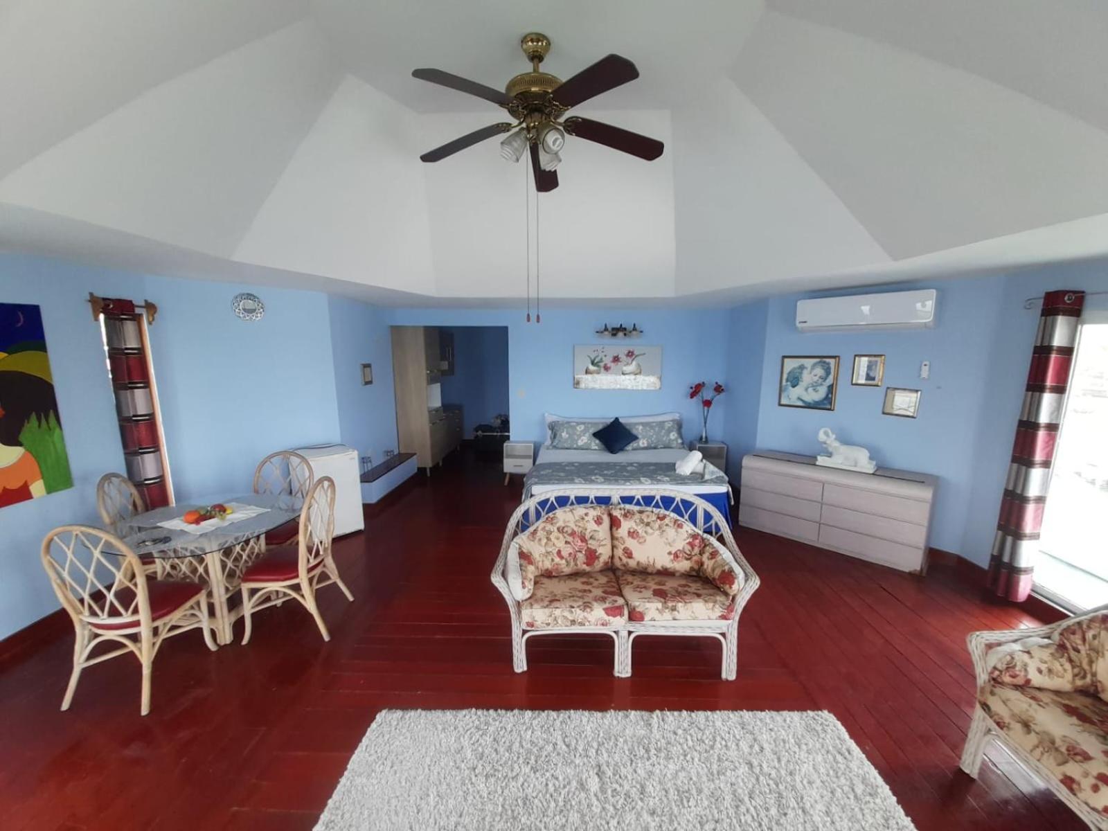 Hotel El Delfin Livingston Bagian luar foto