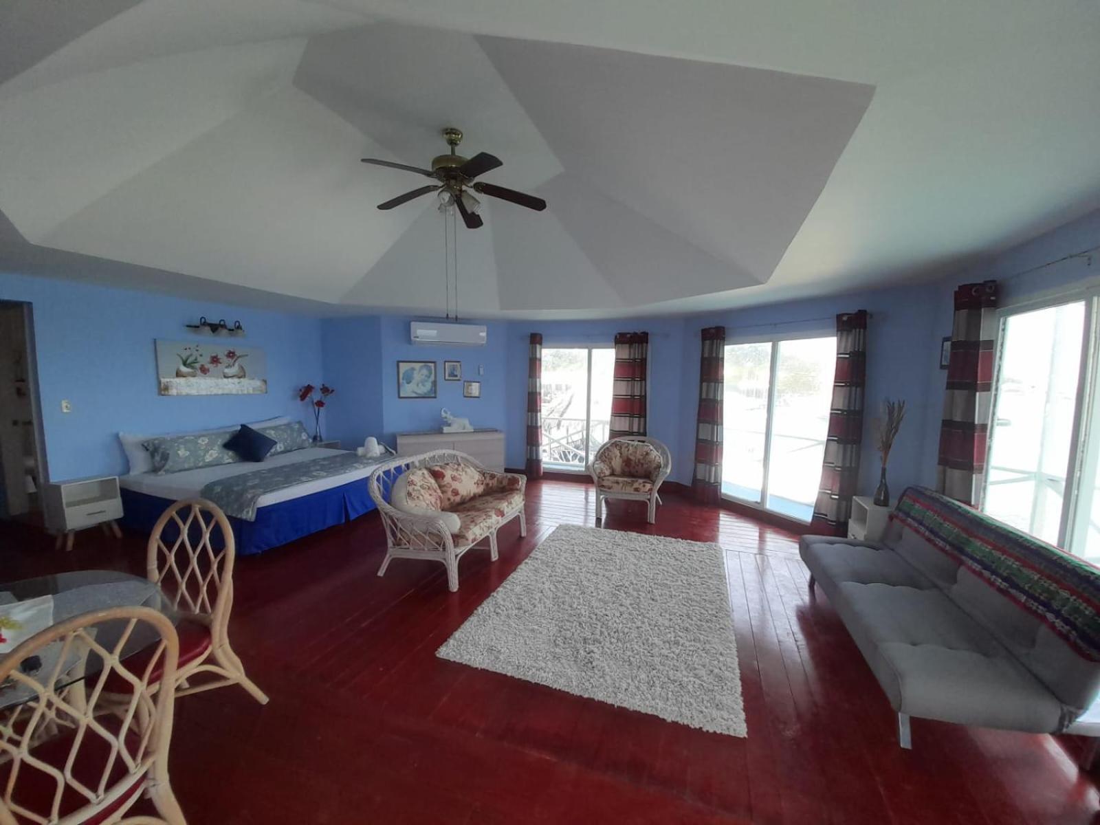 Hotel El Delfin Livingston Bagian luar foto
