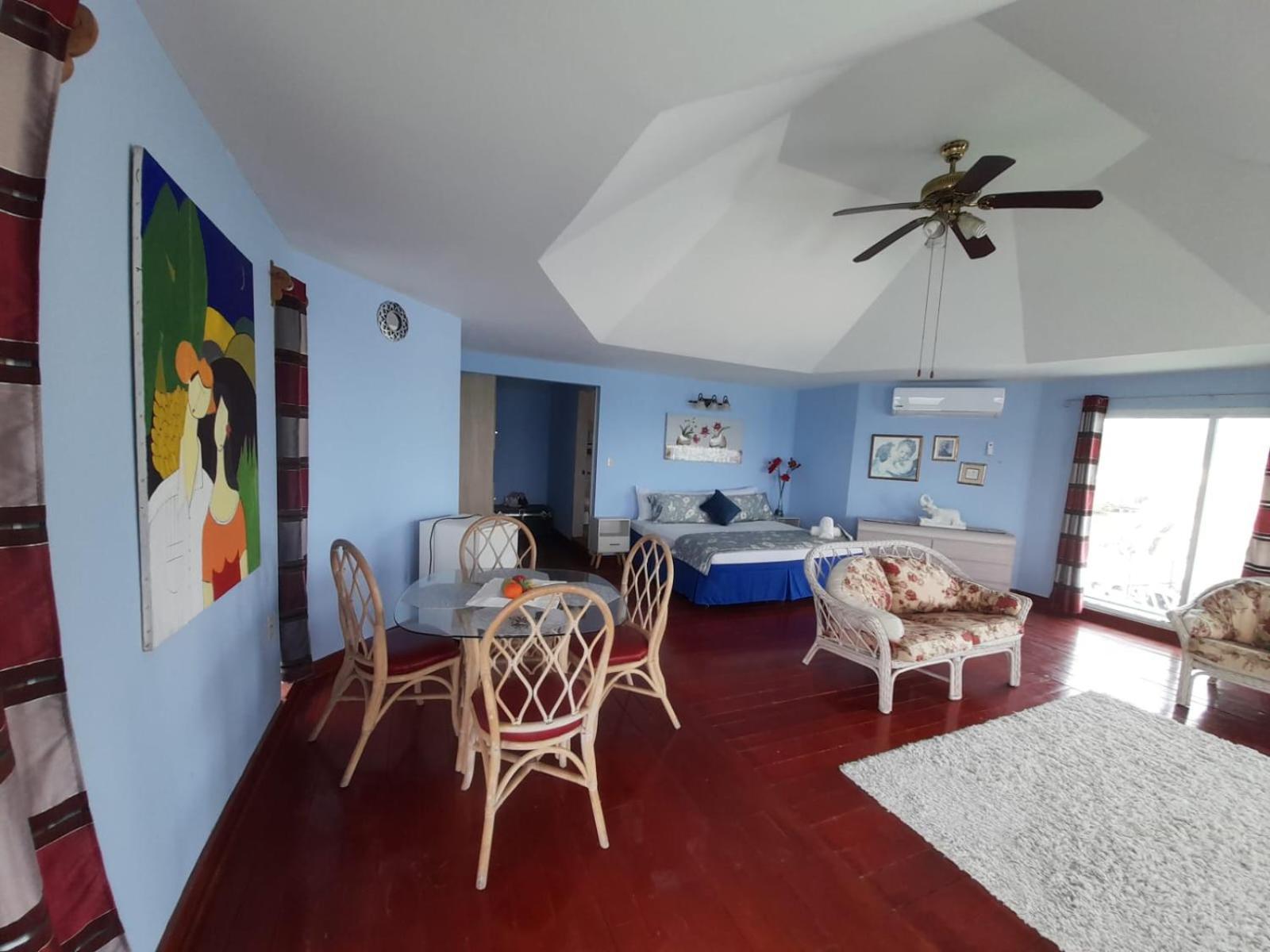 Hotel El Delfin Livingston Bagian luar foto