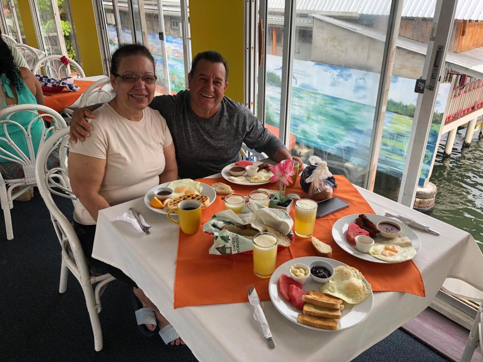 Hotel El Delfin Livingston Bagian luar foto