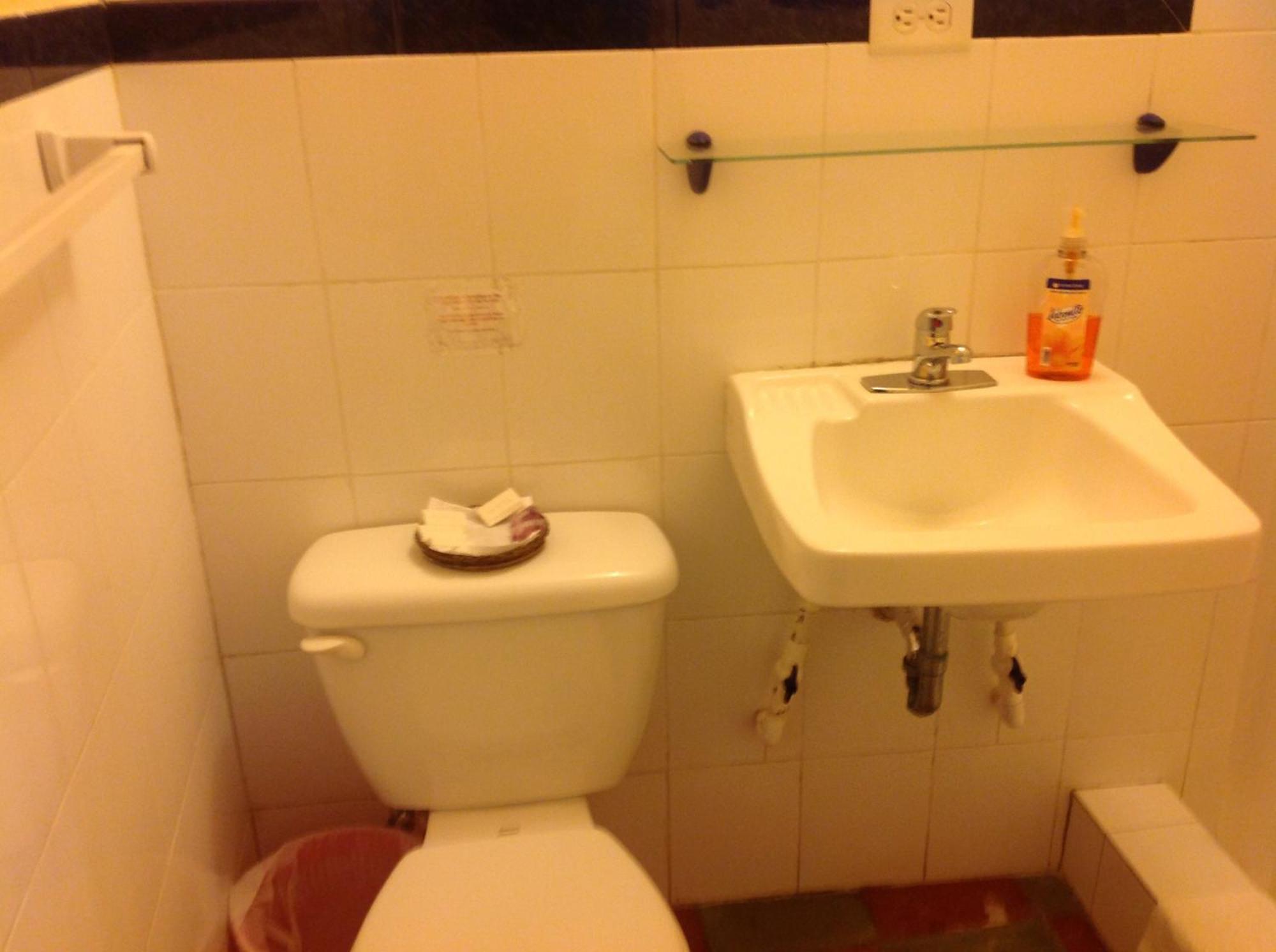 Hotel El Delfin Livingston Bagian luar foto