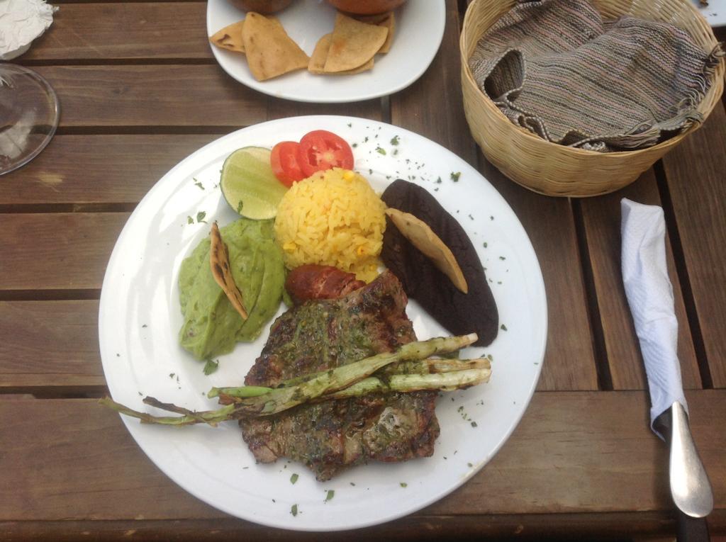 Hotel El Delfin Livingston Bagian luar foto