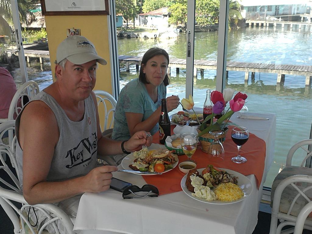 Hotel El Delfin Livingston Bagian luar foto