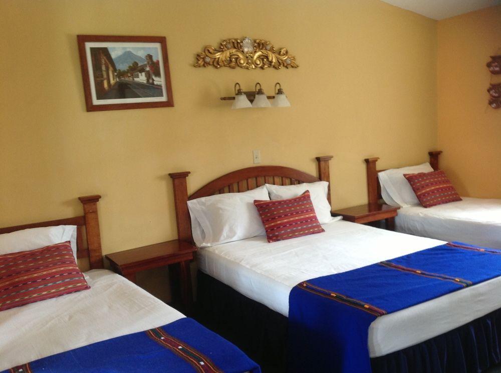 Hotel El Delfin Livingston Bagian luar foto