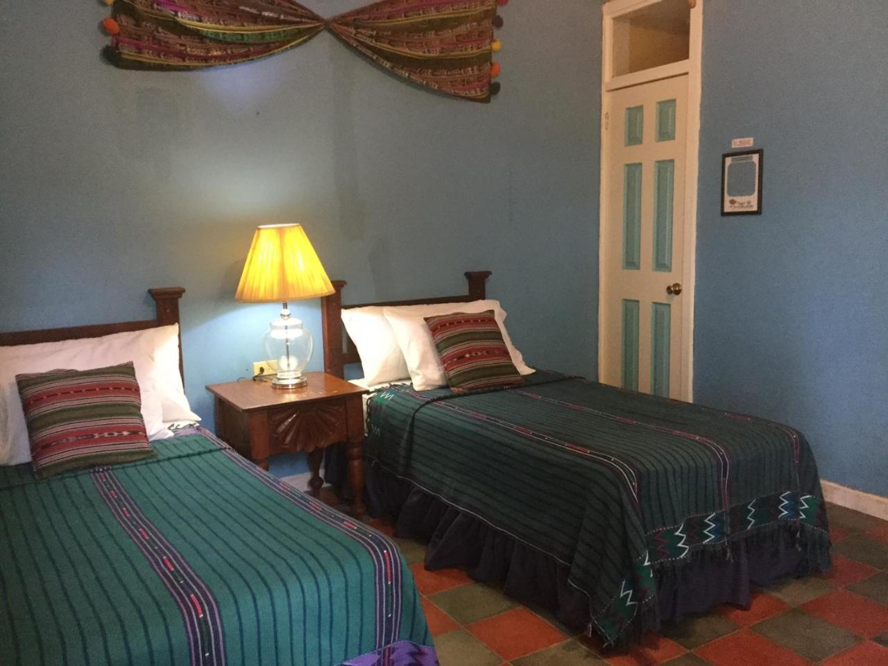 Hotel El Delfin Livingston Bagian luar foto