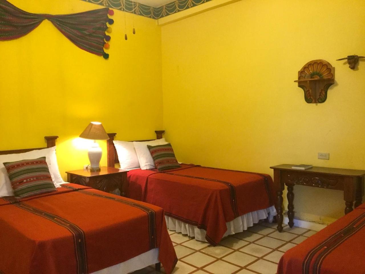 Hotel El Delfin Livingston Bagian luar foto