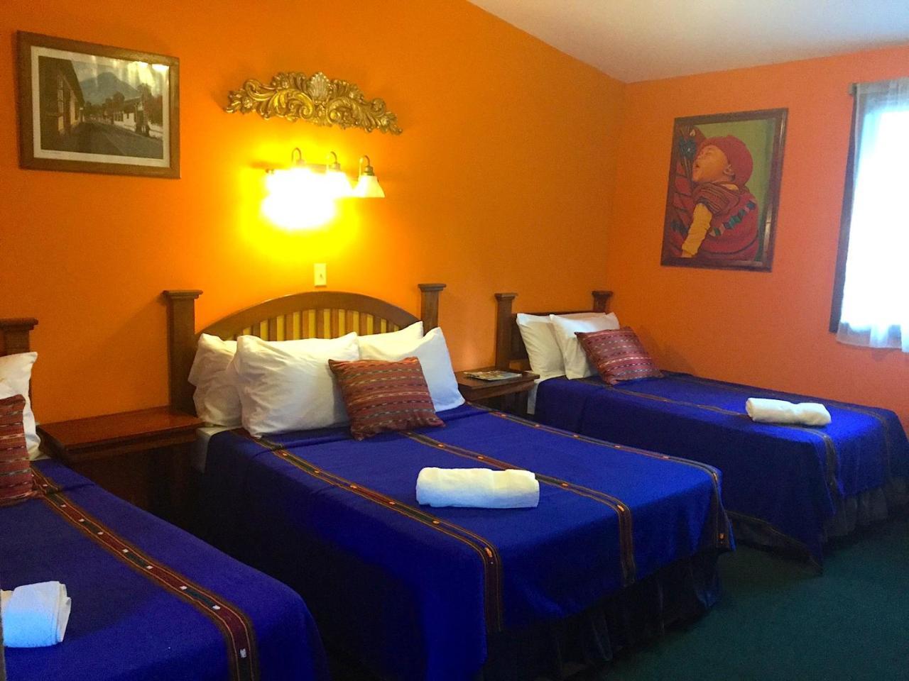 Hotel El Delfin Livingston Bagian luar foto