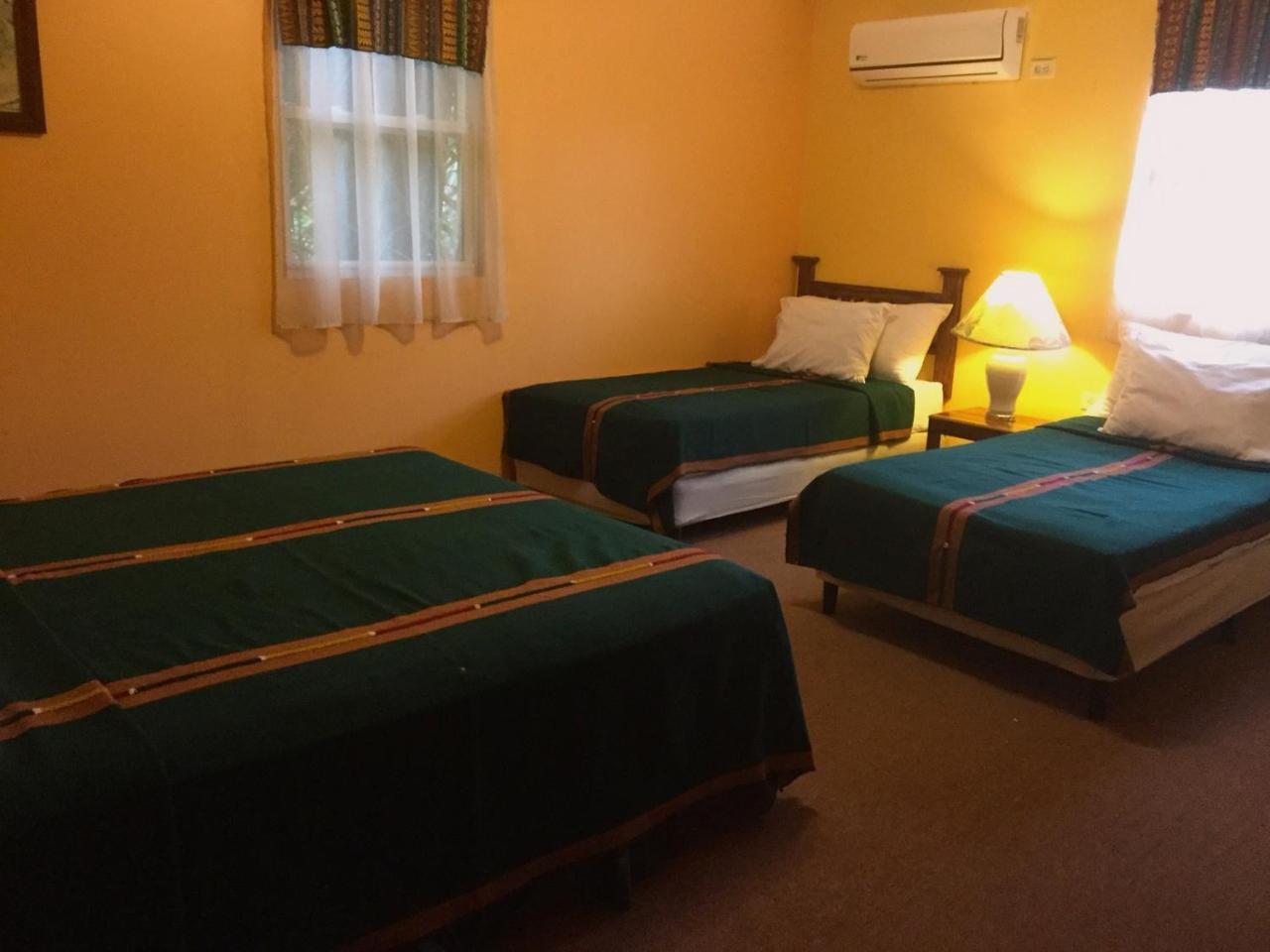 Hotel El Delfin Livingston Bagian luar foto