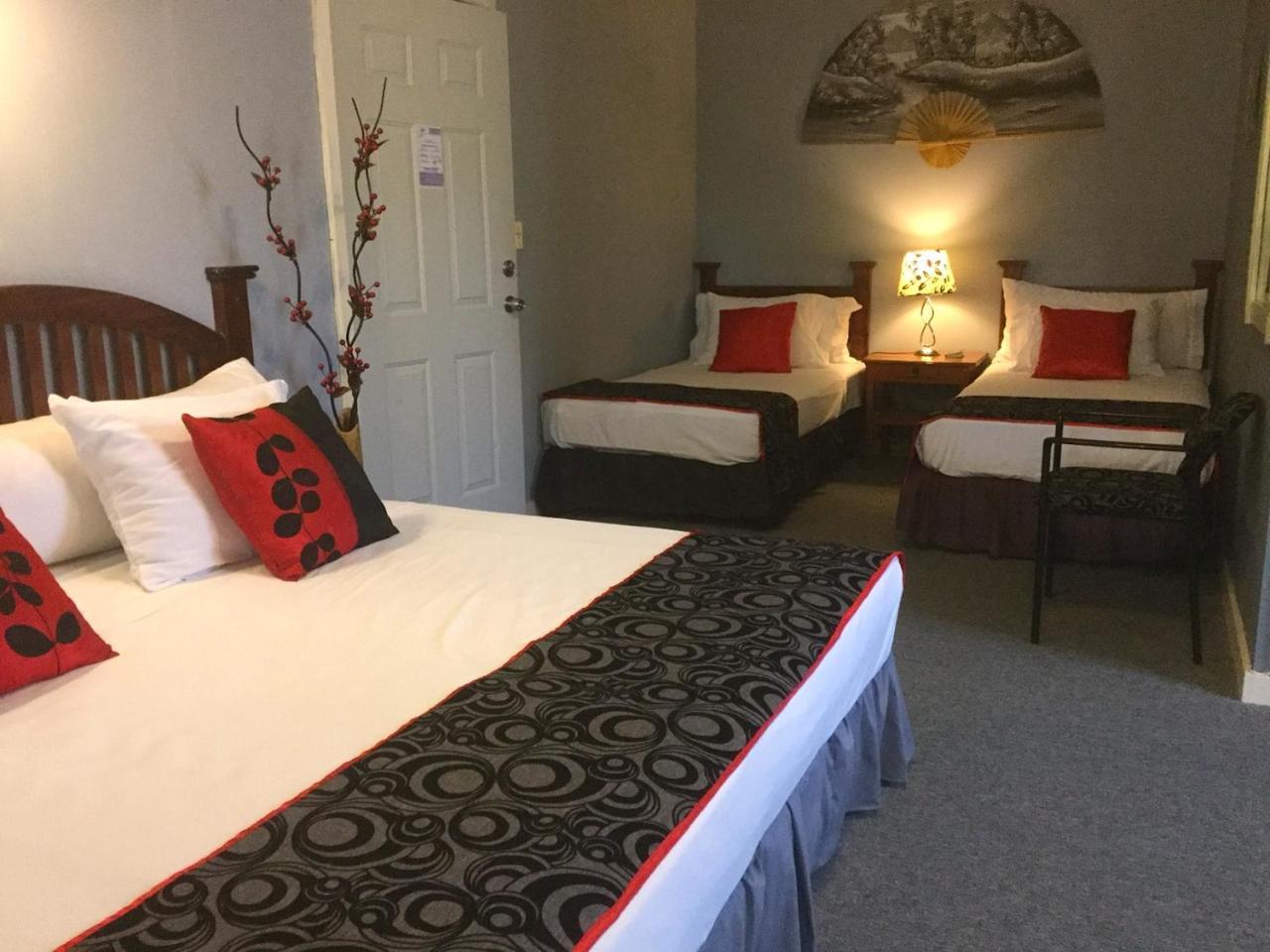 Hotel El Delfin Livingston Bagian luar foto