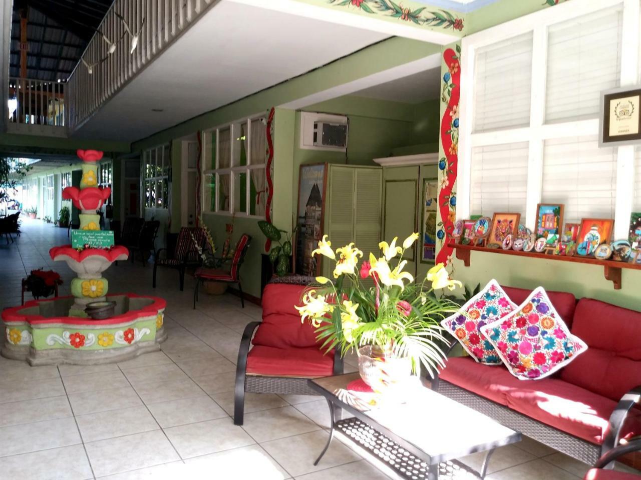 Hotel El Delfin Livingston Bagian luar foto