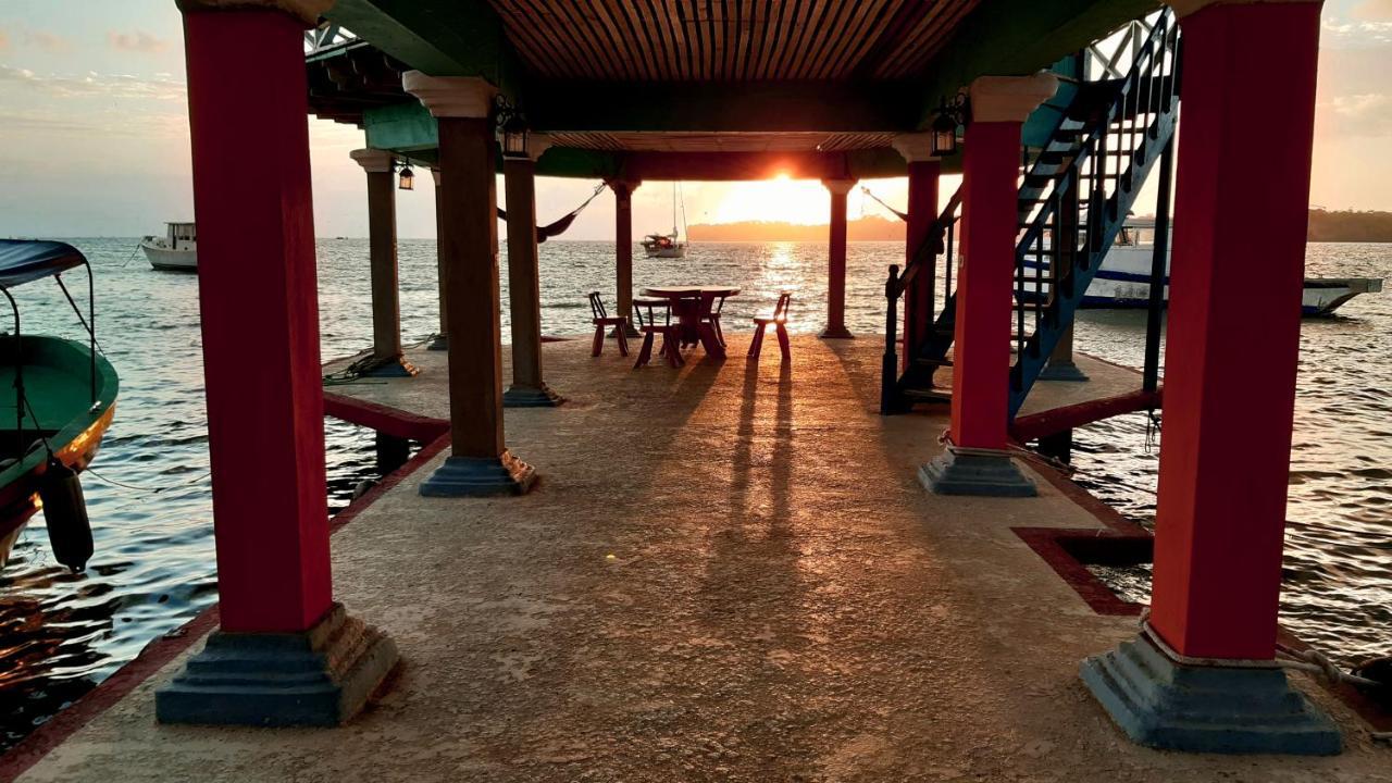 Hotel El Delfin Livingston Bagian luar foto