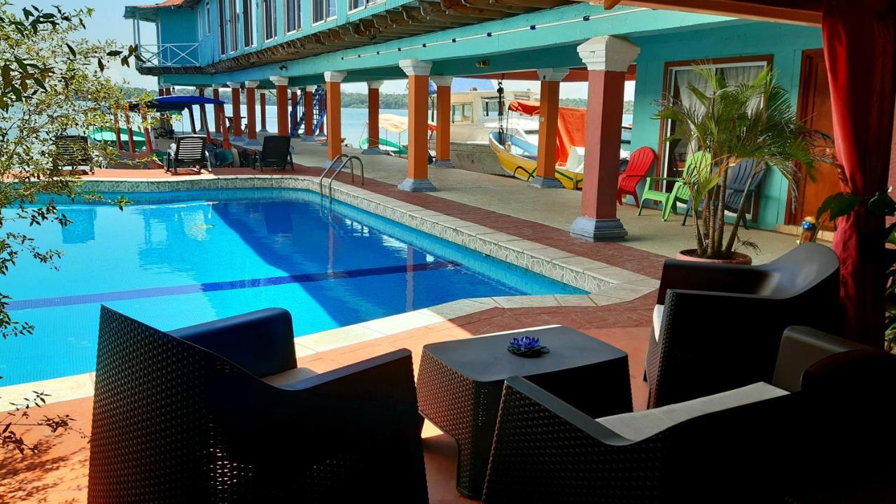 Hotel El Delfin Livingston Bagian luar foto